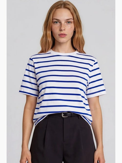 T-shirt feminina de algodão às riscas com gola redonda busem - Kiabi T-shirt feminina de algodão às riscas com gola redonda busem - Kiabi