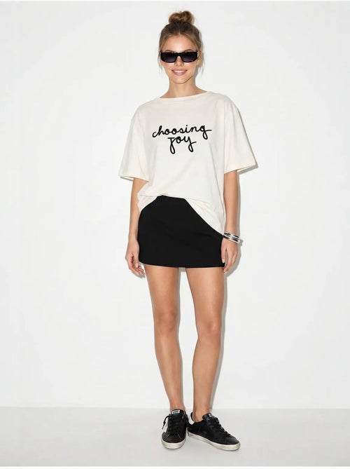 T-shirt feminina de algodão com decote barco e estampado lucci - Kiabi T-shirt feminina de algodão com decote barco e estampado lucci - Kiabi