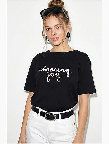 T-shirt feminina de algodão com decote barco e estampado lucci