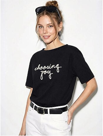 T-shirt feminina de algodão com decote barco e estampado lucci