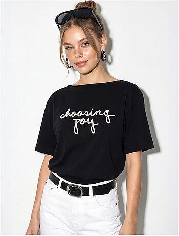 T-shirt feminina de algodão com decote barco e estampado lucci