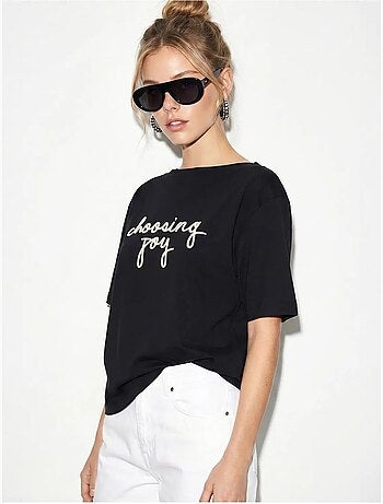 T-shirt feminina de algodão com decote barco e estampado lucci
