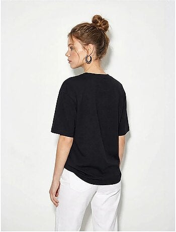 T-shirt feminina de algodão com decote barco e estampado lucci