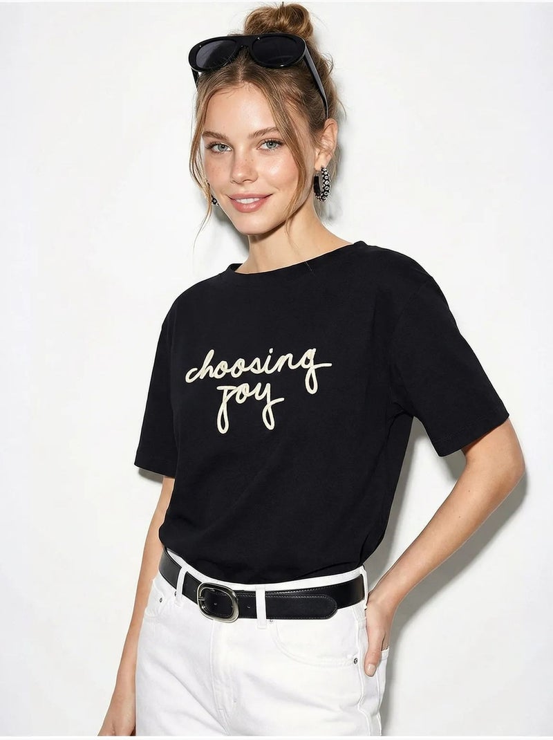 T-shirt feminina de algodão com decote barco e estampado lucci Preto - Kiabi