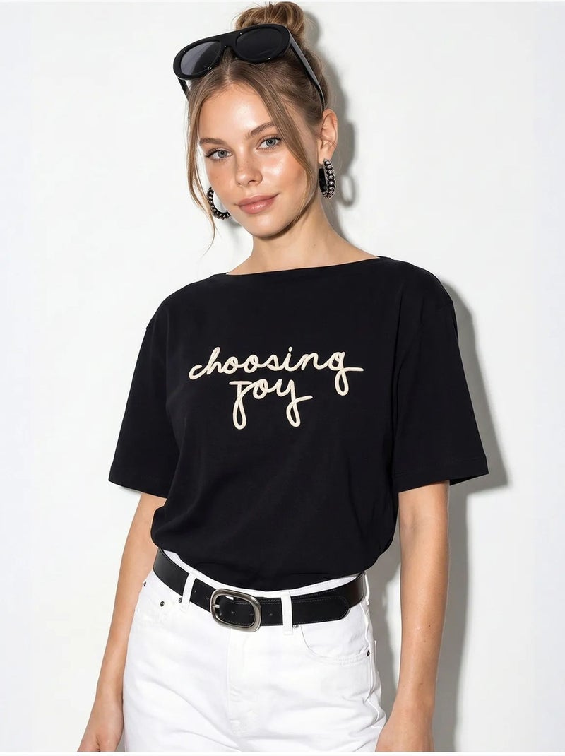 T-shirt feminina de algodão com decote barco e estampado lucci Preto - Kiabi