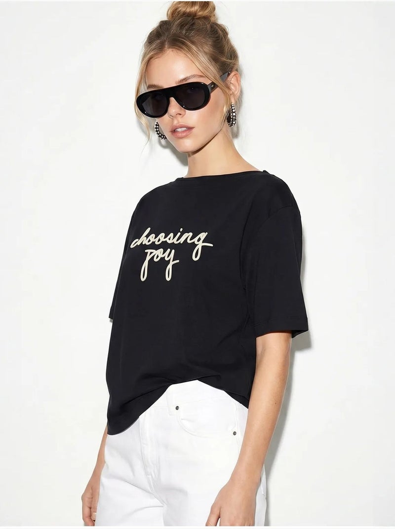 T-shirt feminina de algodão com decote barco e estampado lucci Preto - Kiabi