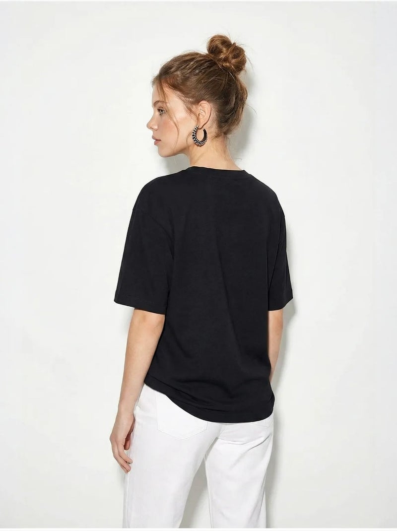 T-shirt feminina de algodão com decote barco e estampado lucci Preto - Kiabi