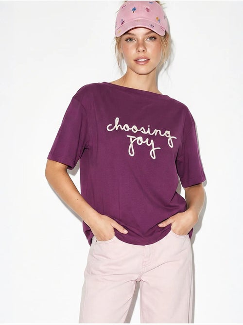 T-shirt feminina de algodão com decote barco e estampado lucci - Kiabi T-shirt feminina de algodão com decote barco e estampado lucci - Kiabi