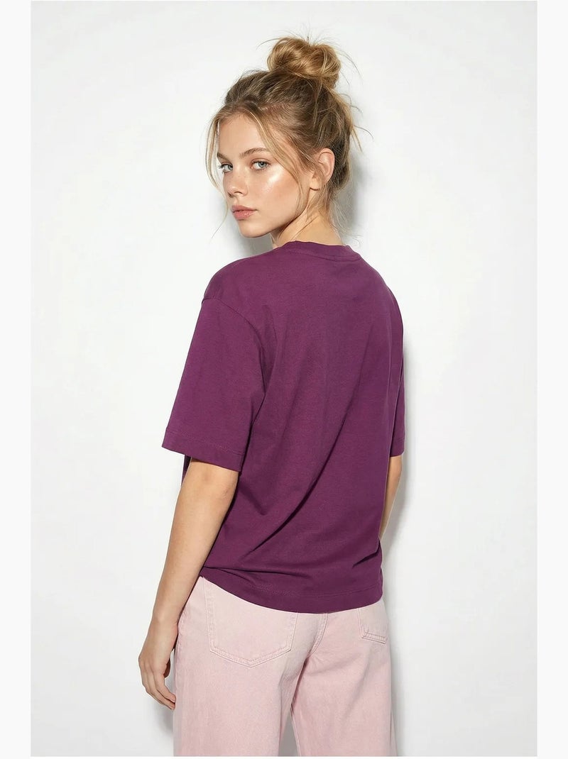 T-shirt feminina de algodão com decote barco e estampado lucci Roxo - Kiabi