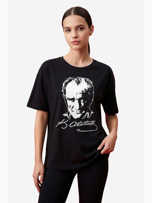 T-shirt feminina de algodão e elastano tommy - Kiabi T-shirt feminina de algodão e elastano tommy - Kiabi