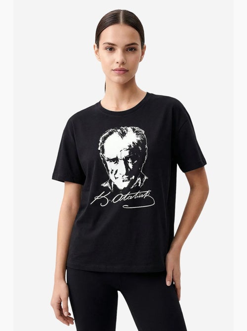 T-shirt feminina de algodão e elastano tommy - Kiabi T-shirt feminina de algodão e elastano tommy - Kiabi