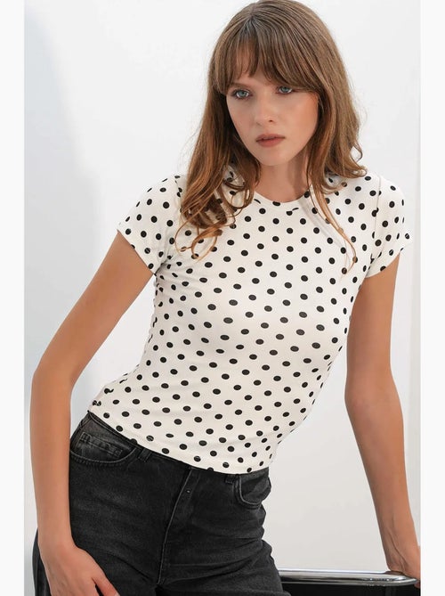 T-shirt feminina de bolinhas slim fit com gola redonda bdart - Kiabi T-shirt feminina de bolinhas slim fit com gola redonda bdart - Kiabi