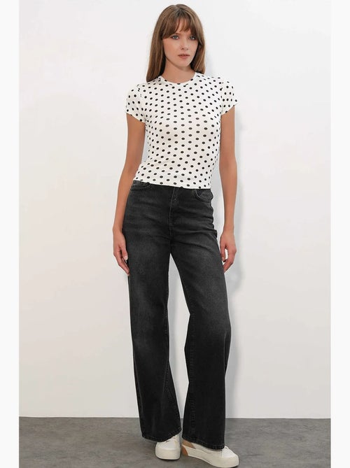 T-shirt feminina de bolinhas slim fit com gola redonda bdart - Kiabi T-shirt feminina de bolinhas slim fit com gola redonda bdart - Kiabi