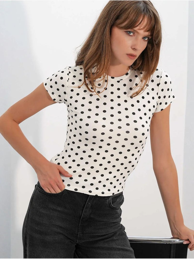 T-shirt feminina de bolinhas slim fit com gola redonda bdart Branco sujo - Kiabi
