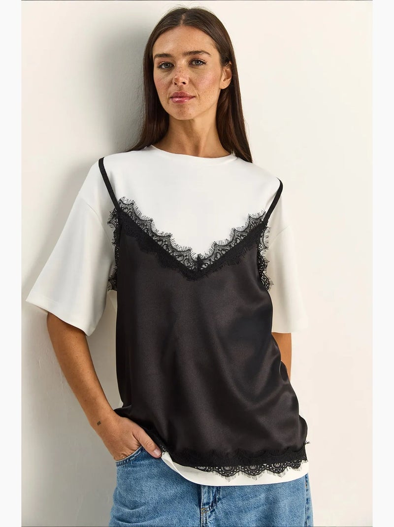 T-shirt feminina de poliéster e elastano lucci Branco - Kiabi