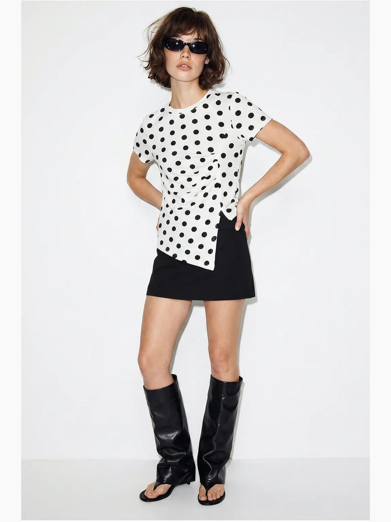 T-shirt feminina justa de bolinhas com gola careca lucci Branco Preto - Kiabi