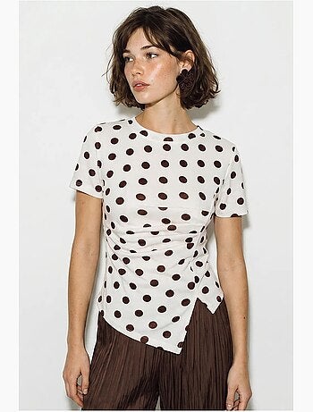 T-shirt feminina justa de bolinhas com gola careca lucci