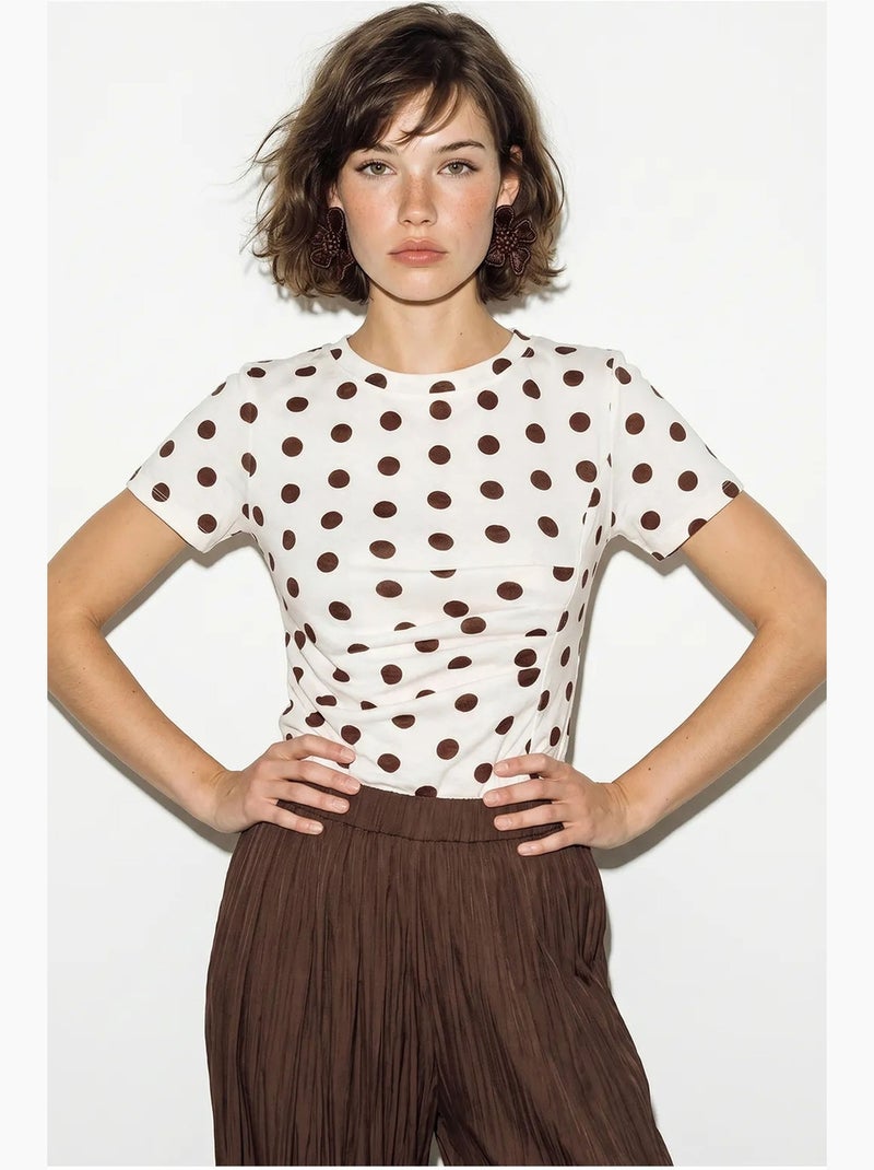 T-shirt feminina justa de bolinhas com gola careca lucci Castanho - Kiabi