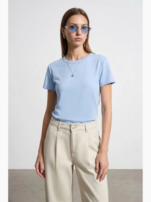 T-shirt feminina lisa com gola redonda dilvin - Kiabi T-shirt feminina lisa com gola redonda dilvin - Kiabi