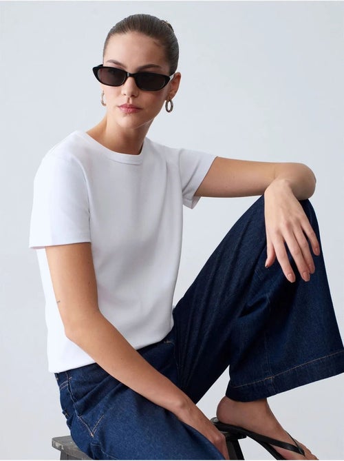 T-shirt feminina lisa com gola redonda dilvin - Kiabi