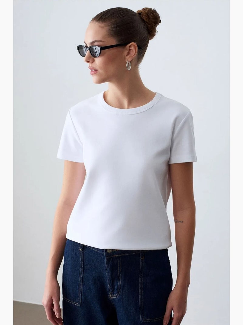 T-shirt feminina lisa com gola redonda dilvin Branco - Kiabi