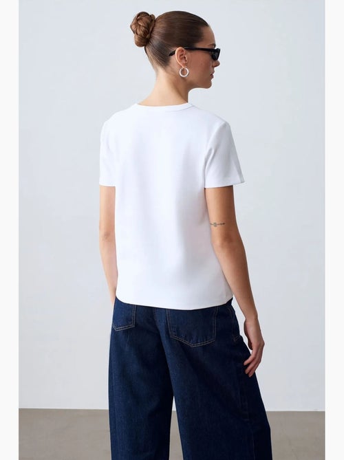T-shirt feminina lisa com gola redonda dilvin - Kiabi