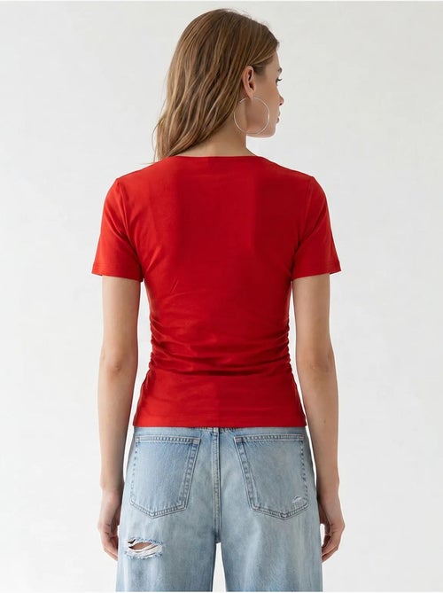 T-shirt feminina slim fit com decote barco mixray - Kiabi T-shirt feminina slim fit com decote barco mixray - Kiabi