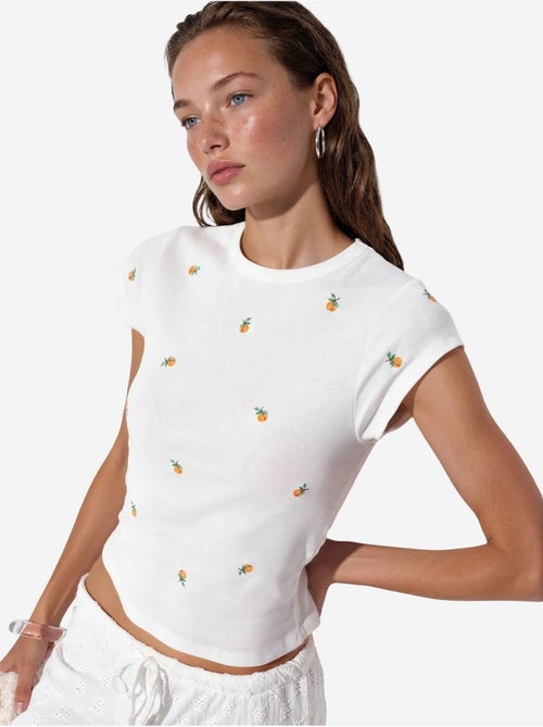 T-shirt feminina slim fit de algodão com bordado e gola careca busem - Kiabi T-shirt feminina slim fit de algodão com bordado e gola careca busem - Kiabi