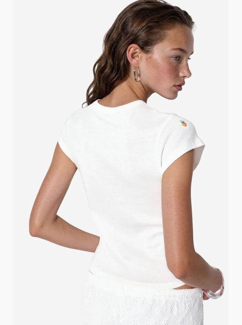 T-shirt feminina slim fit de algodão com bordado e gola careca busem - Kiabi T-shirt feminina slim fit de algodão com bordado e gola careca busem - Kiabi