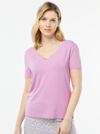 T-shirt fluida com decote em bico