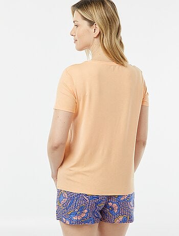 T-shirt fluida com decote em bico