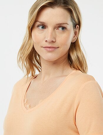 T-shirt fluida com decote em bico