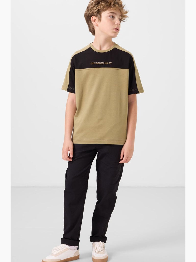 T-shirt infantil oversize gola redonda tommy Preto Cáqui - Kiabi