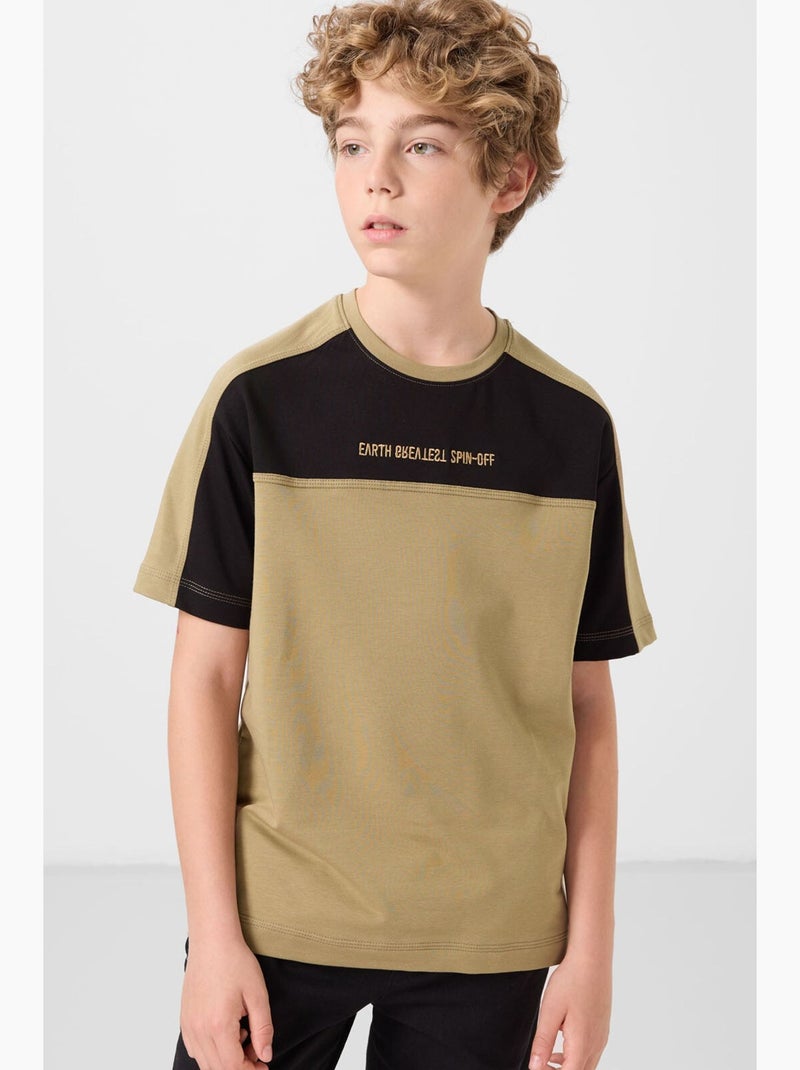 T-shirt infantil oversize gola redonda tommy Preto Cáqui - Kiabi