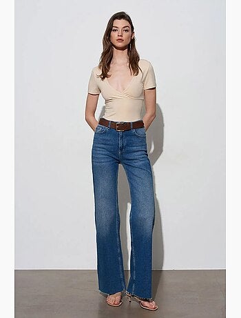 T-shirt justa com decote em v e manga curta dilvin