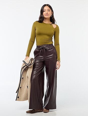 T-shirt justo com detalhe dourado