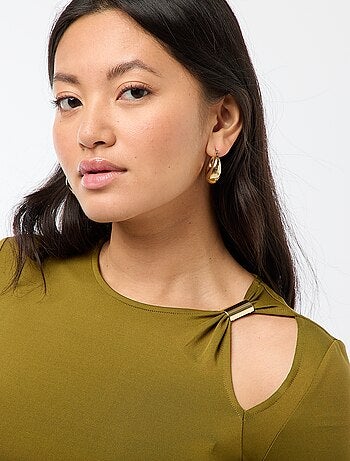 T-shirt justo com detalhe dourado