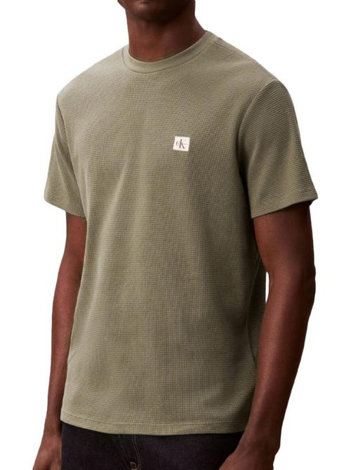 T-Shirt Kaki Calvin Klein Jeans Waffle Badge para Homem - Kiabi T-Shirt Kaki Calvin Klein Jeans Waffle Badge para Homem - Kiabi