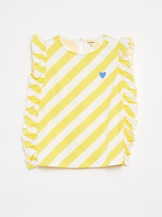 T-shirt leve colorida com mangas com folhos