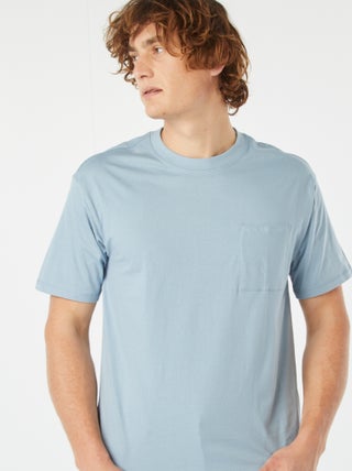 T-shirt lisa com bolso frontal