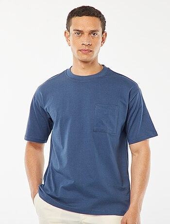 T-shirt lisa com bolso frontal