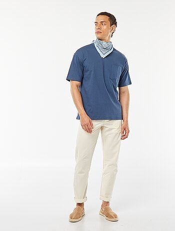 T-shirt lisa com bolso frontal