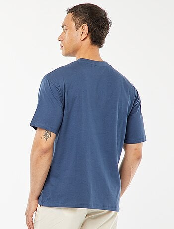 T-shirt lisa com bolso frontal