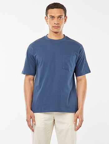 T-shirt lisa com bolso frontal