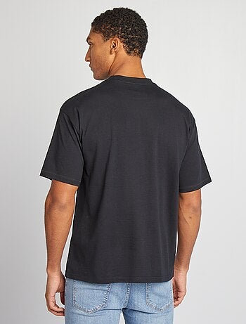 T-shirt lisa com bolso frontal