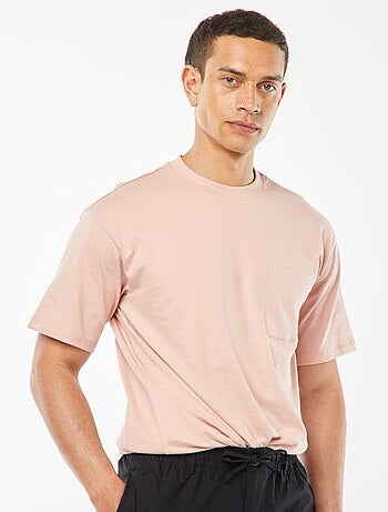 T-shirt lisa com bolso frontal