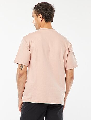 T-shirt lisa com bolso frontal