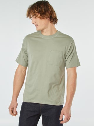 T-shirt lisa com bolso frontal