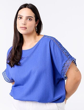 T-shirt lisa com bordado e macramé nas mangas