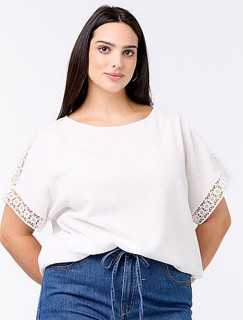T-shirt lisa com bordado e macramé nas mangas